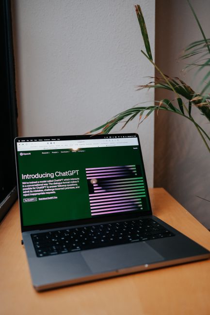 pexels-photo-16037279 ChatGPT vs Claude : quel outil IA choisir pour travailler en 2026 ?